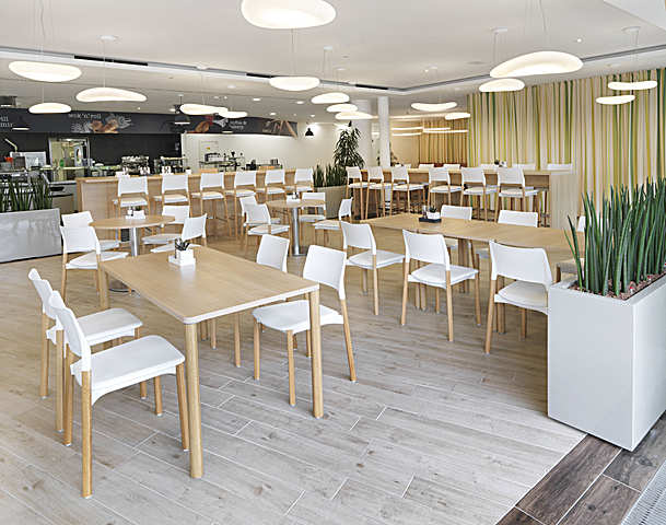 ARN FRAME CHAIR 4L LGW UPH, ARN FRAME CHAIR HKR 4L LGW UPH, ARN MEETING TABLE LGW, TEZO MEETING TABLE RD, DoN im Office Park, Vienna International Airport, Wien